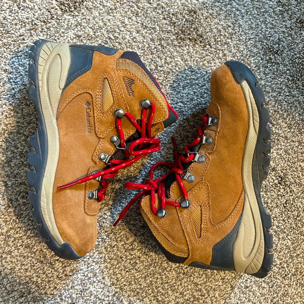 Columbia Brown Suede Lace-Up Hiking Boots with Red Laces